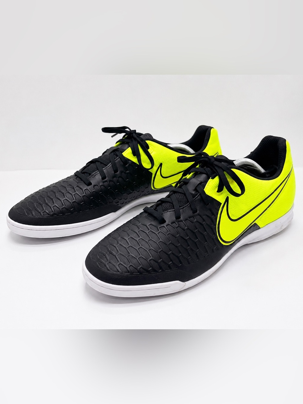 Nike MagistaX Pro IC Indoor Soccer Shoes Black Volt White Men’s 12.5 807569-077